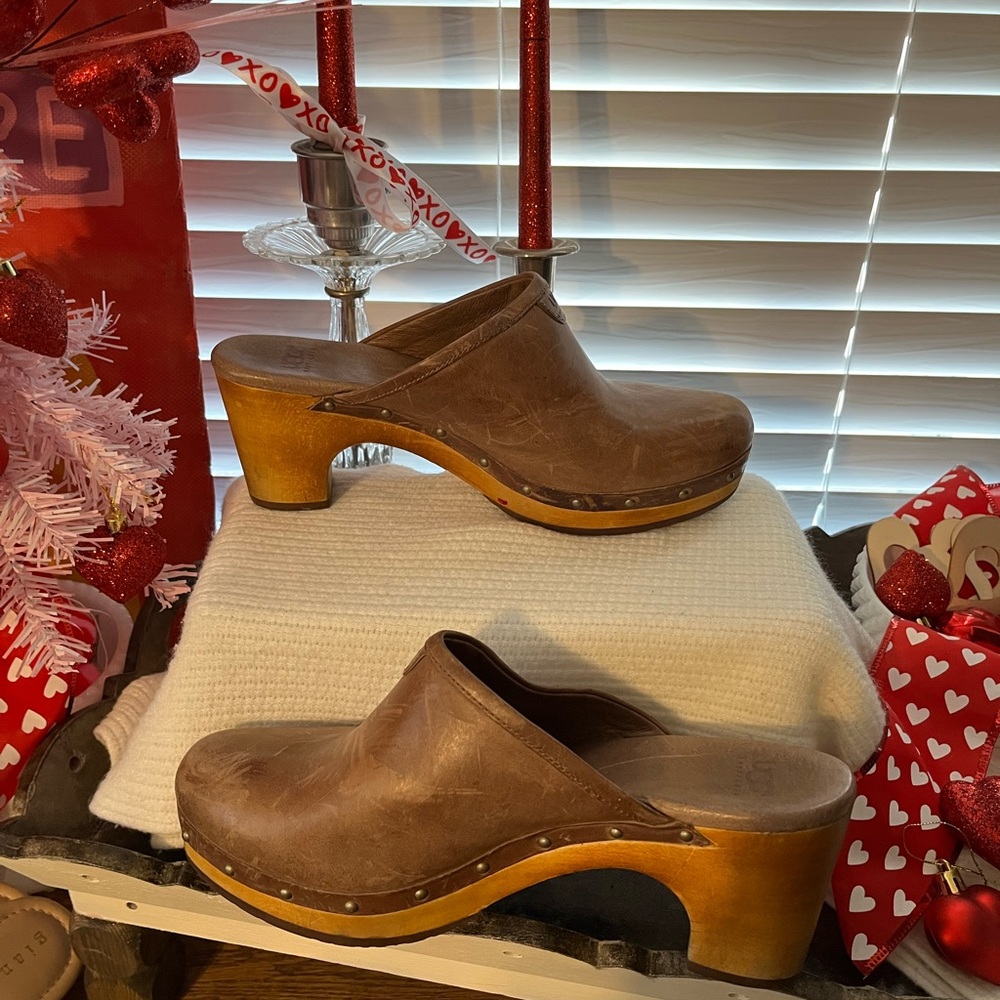 Ugg clogs size 9 leather